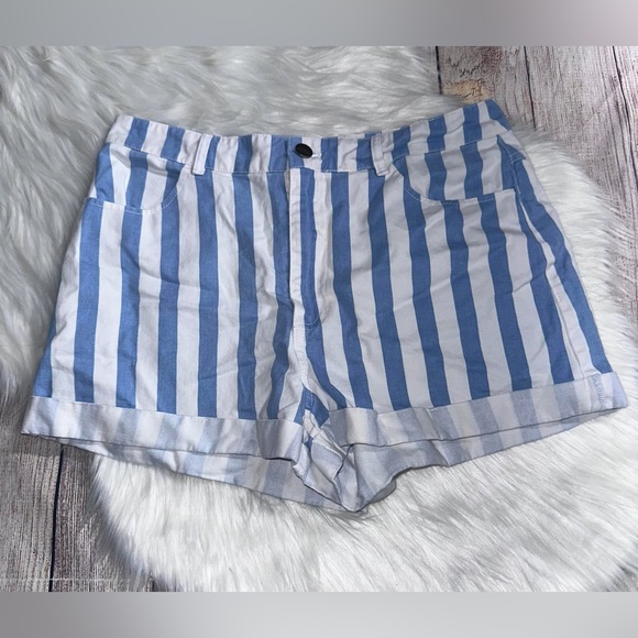 Forever 21 Pants - Forever21 shorts size L fits a size 28” waist